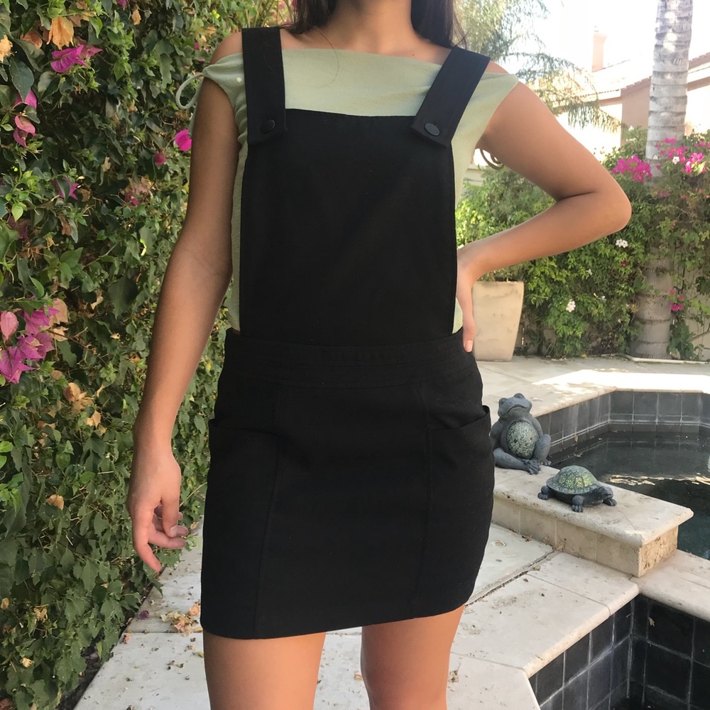 FOREVER 21 BLACK OVERALL DRESS